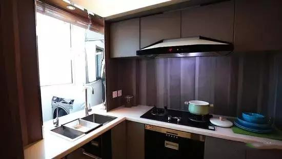 北漂母女住“三角”房，母女同住无隐私，厨房油烟飘全屋，47㎡逆袭