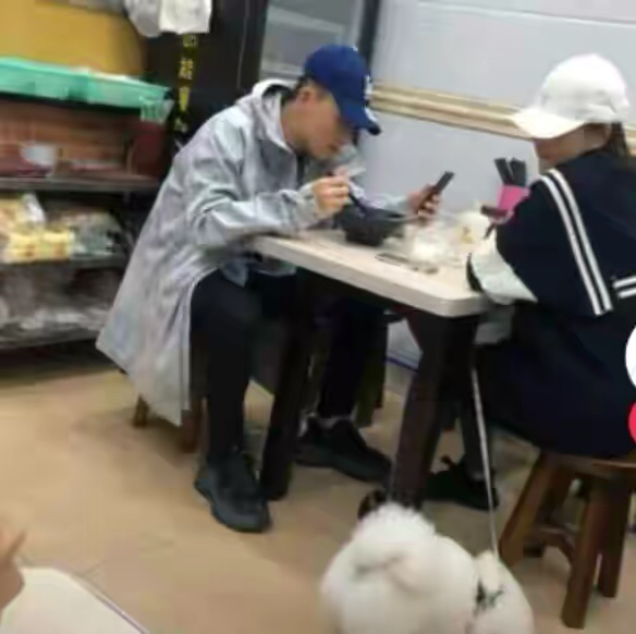 24岁恋上吴卓羲，25岁被李晨前女友手撕，33岁的张馨予如今怎么样