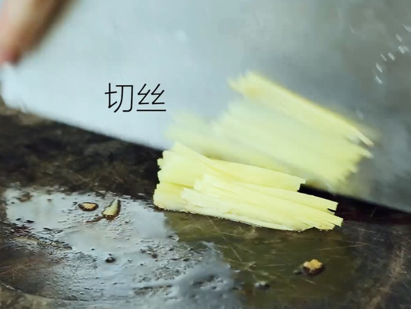 蒸鸡时，有人焯水，有人直接炖，怎么做才好吃呢，教你最正确做法