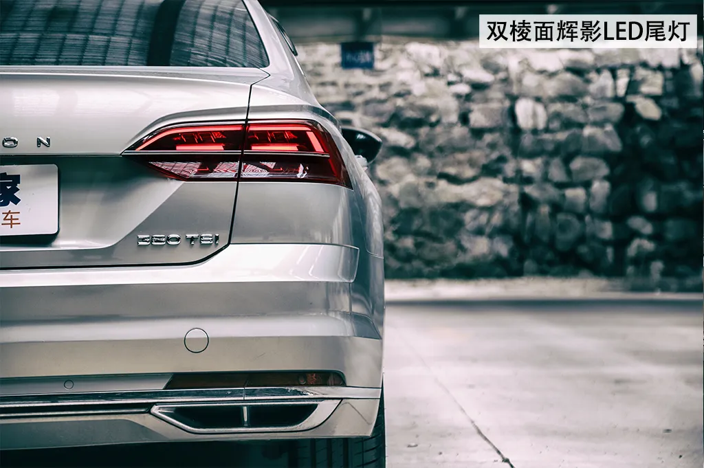 车长超5米，纵置发动机布局！试驾大众“神车”辉昂