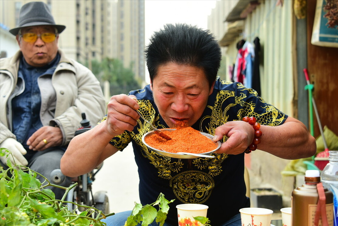 中国辣王李永志：一餐5斤辣椒配白酒，32个魔鬼辣椒击败印度老人