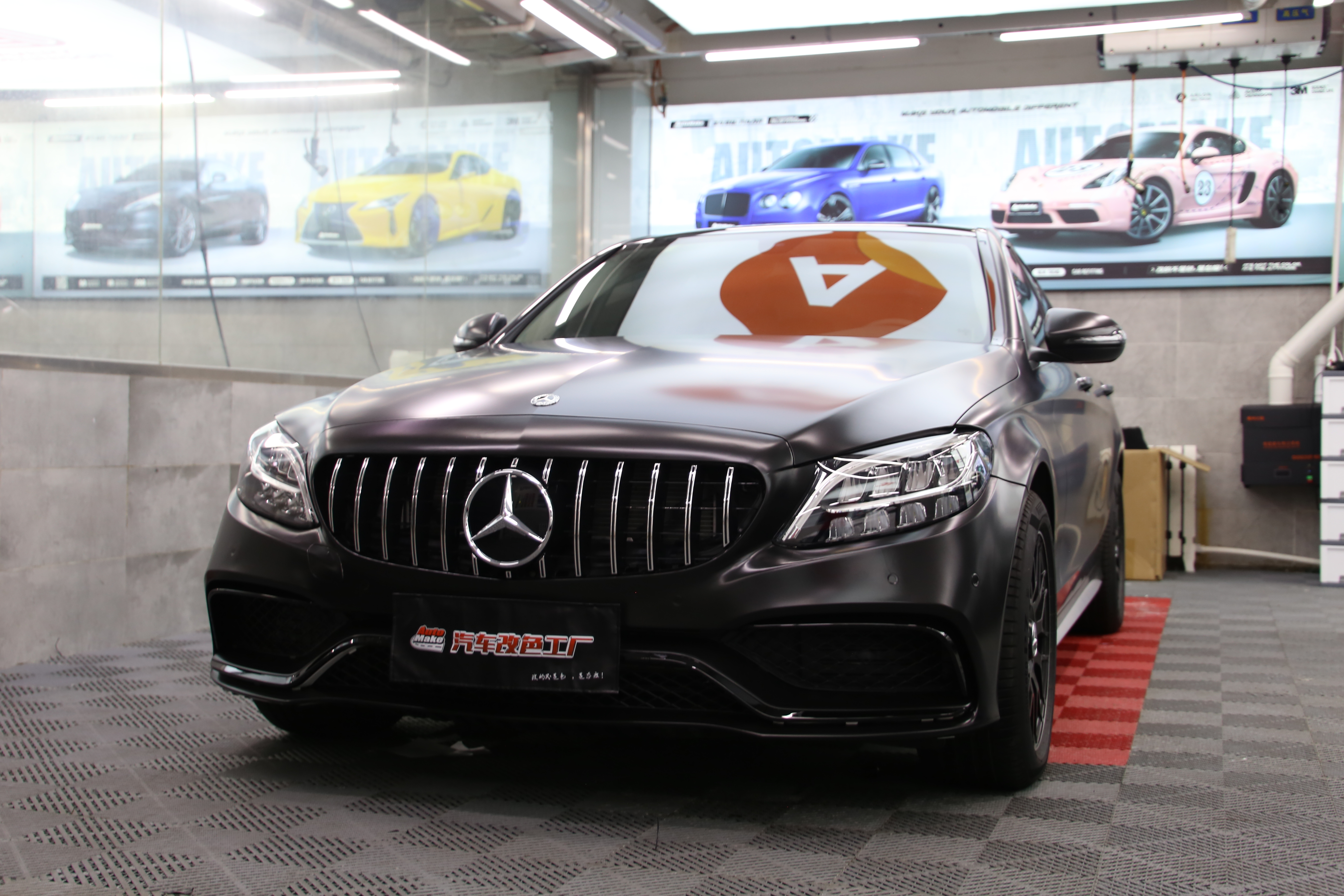 小姐姐的奔驰c260改色黑武士,改装后效果运动范十足