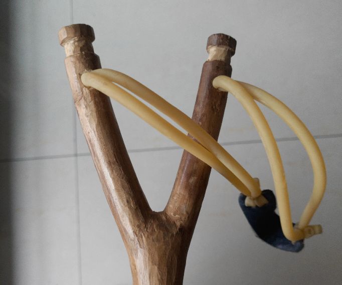 全手工木弹弓制作过程(木头弹弓上皮筋的完美方案)