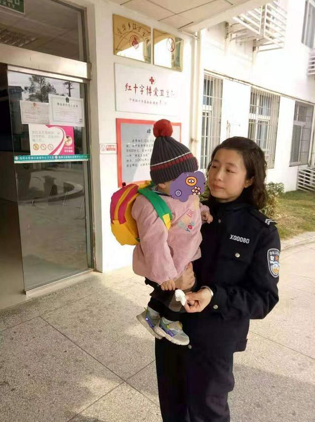 1岁宝宝被遗弃垃圾站，留下的纸条遭网友热议：孩子做错了什么