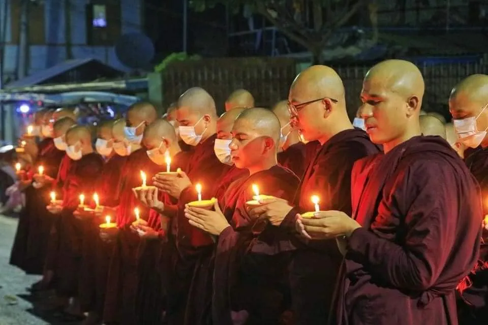 缅甸曼德勒僧人连续7天举行诵经仪式，为示威丧生者祈福