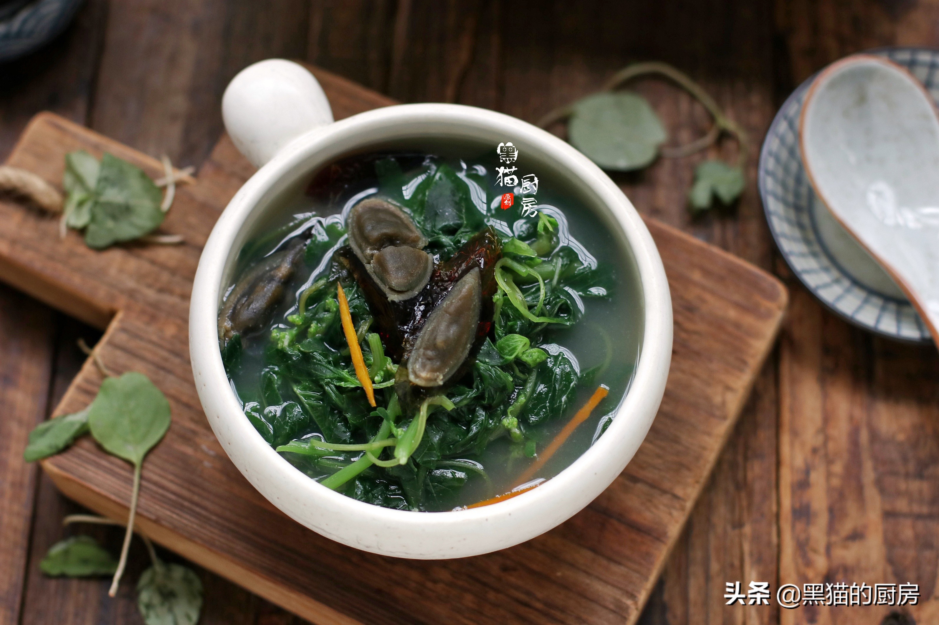 春天，这野菜在农村很常见，广东人最喜欢用皮蛋和它搭配，祛湿好