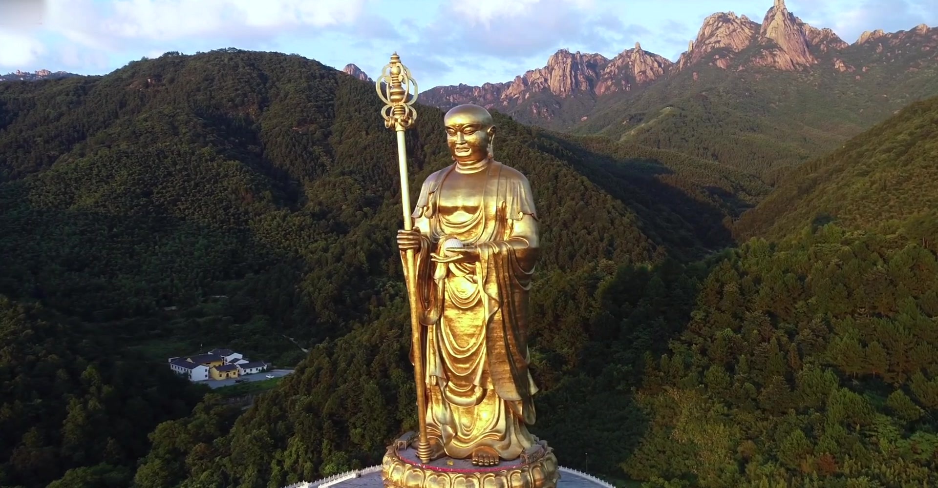 九华山地藏菩萨像但殊不知,关于地藏菩萨的故事和地藏菩萨在中国的