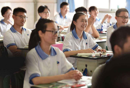 高考正值夏季，天气炎热监考老师却不允许开窗，资深教师这样解释