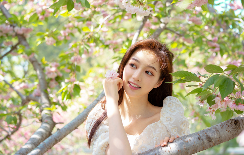 被誉“董卿第二”，开学典礼上再次领诵，传媒校花冯琳有何背景？