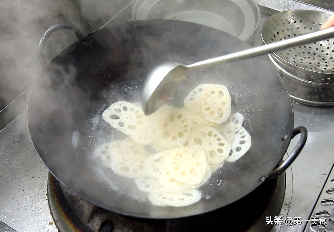 酸辣藕片的做法步骤（简单四步做出酸爽开胃的酸辣藕片）