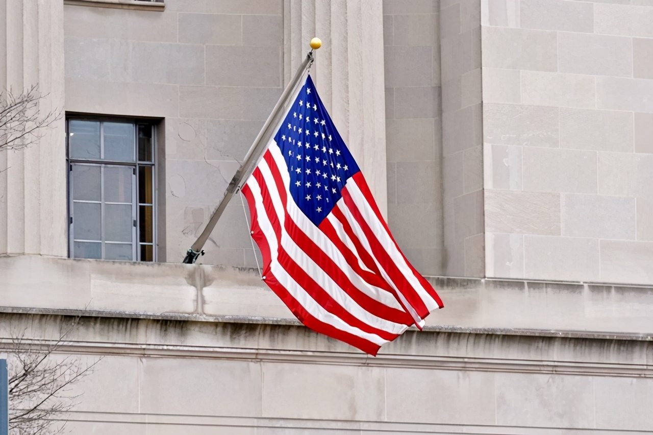 那个外表披着"自由之都"称号曾经贵为无数人"梦想之乡"的美利坚共和国