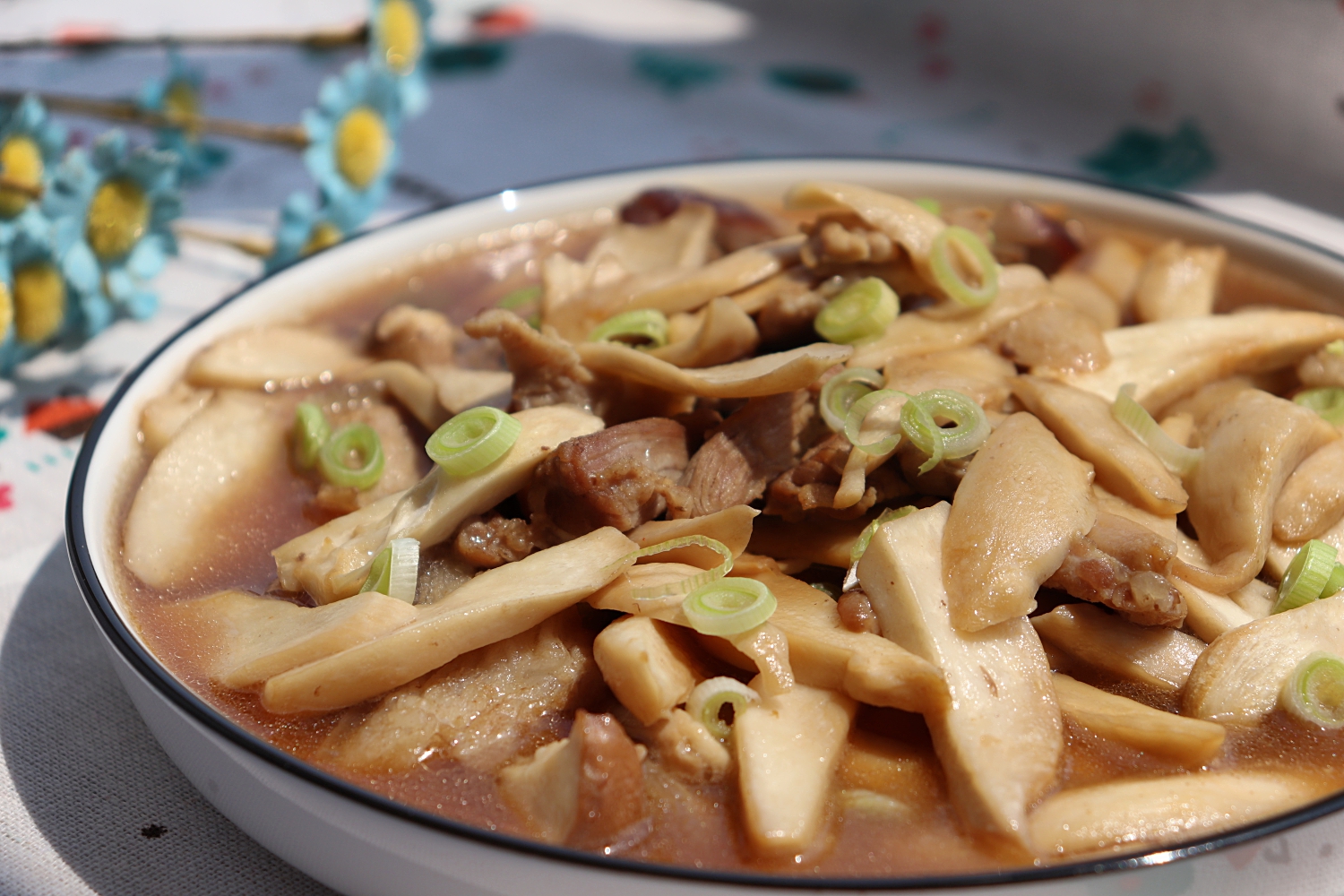 鸡腿菇怎么炒最好吃（家常鸡腿菇炒肉营养美味）