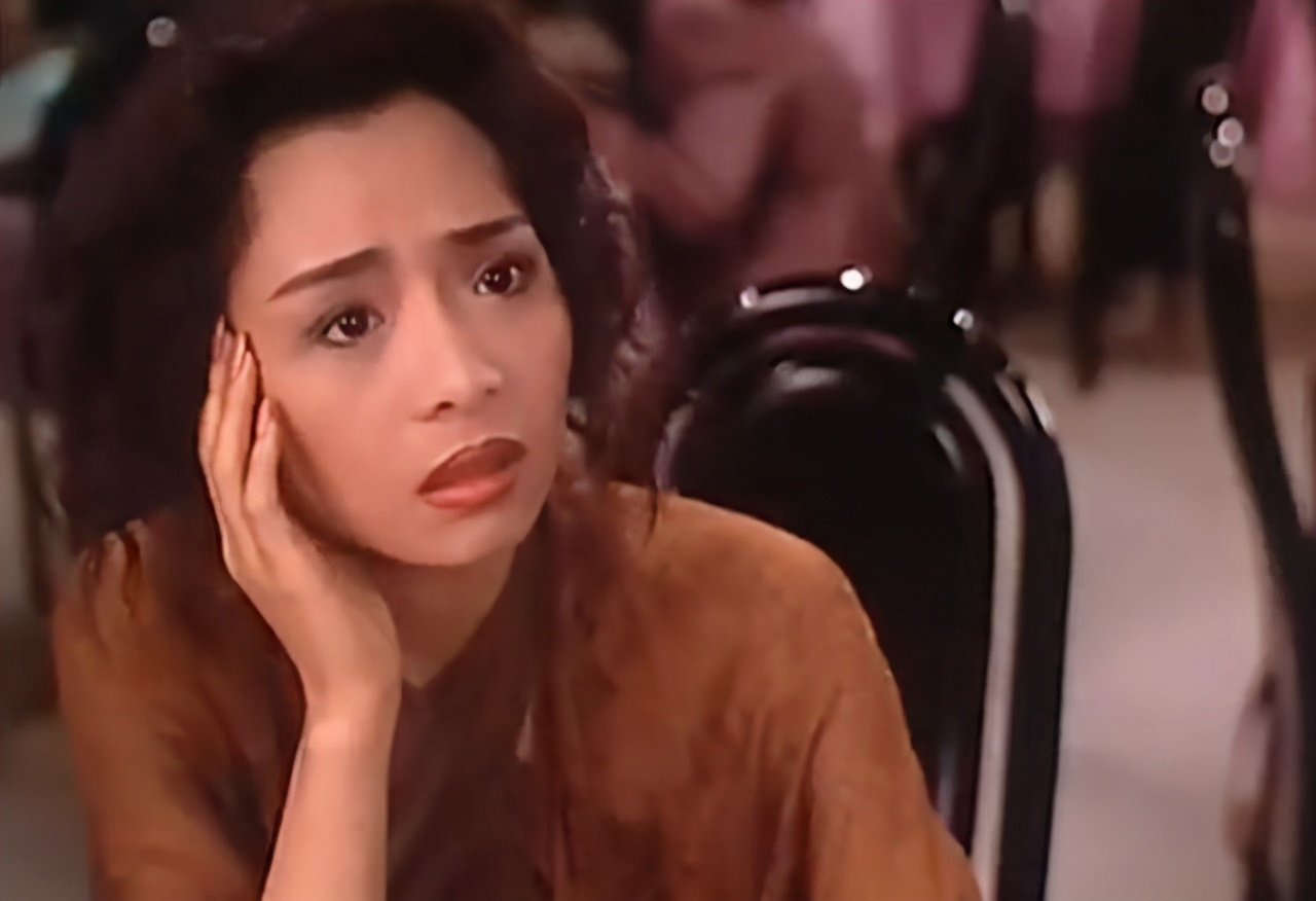 陈胜的计谋是,勾搭上apple,让圆圆先躲在房间里偷拍,最后用相片来威胁