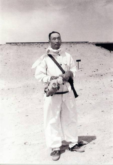 1964��10��13�գ��ҹ���һ��ԭ�ӵ���ըǰ���죬����г����˹���