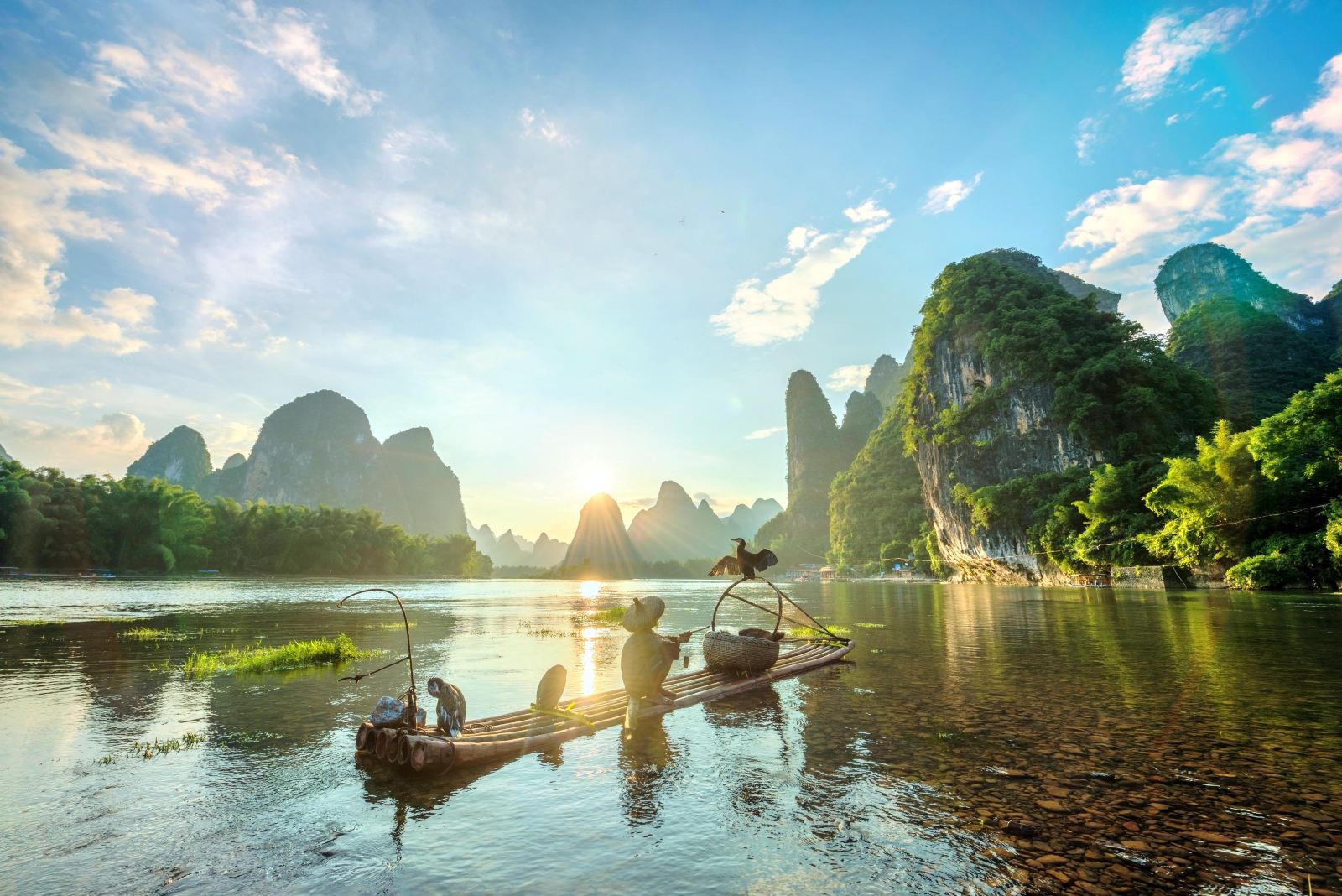 人在画中游的山水图案跃然而出,大家都知道这是取自山水桂林的风景图