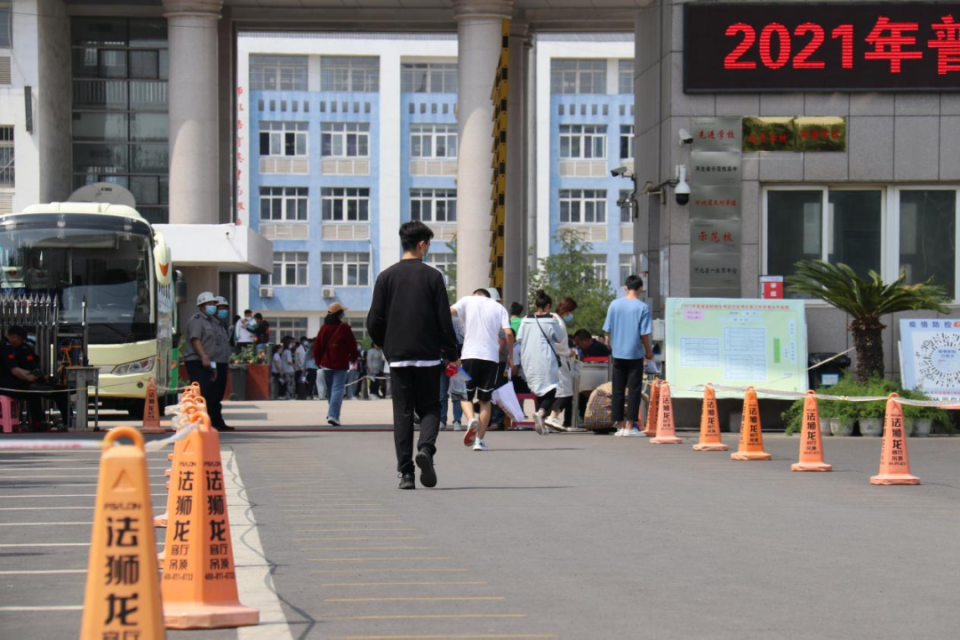 迁安高考第一天，来看考场外的众生态