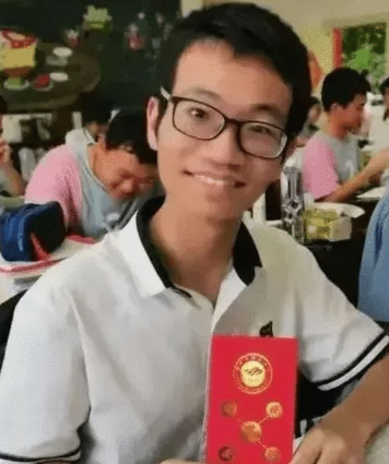 高考723分考生淡定查分，数学满分理综只扣7分，学霸果然凡尔赛