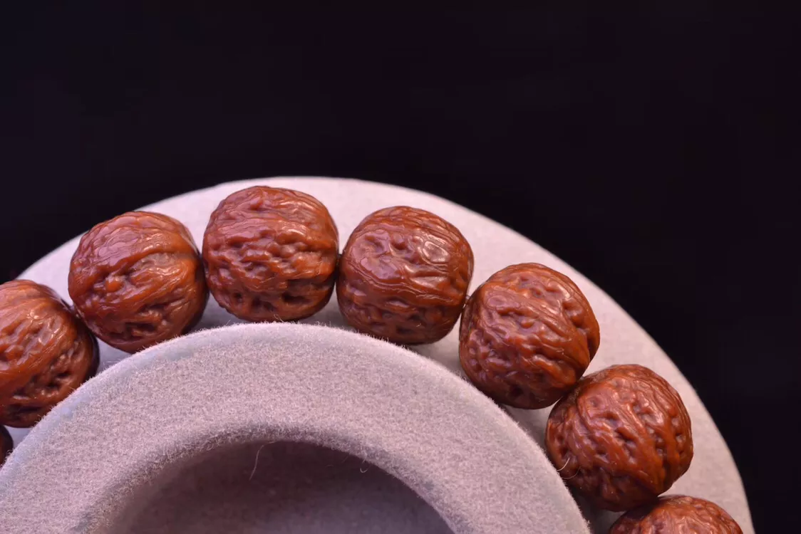 文玩手串12的方墩小核桃你见过么,袖珍族中最小版本(红菩提子手串价格