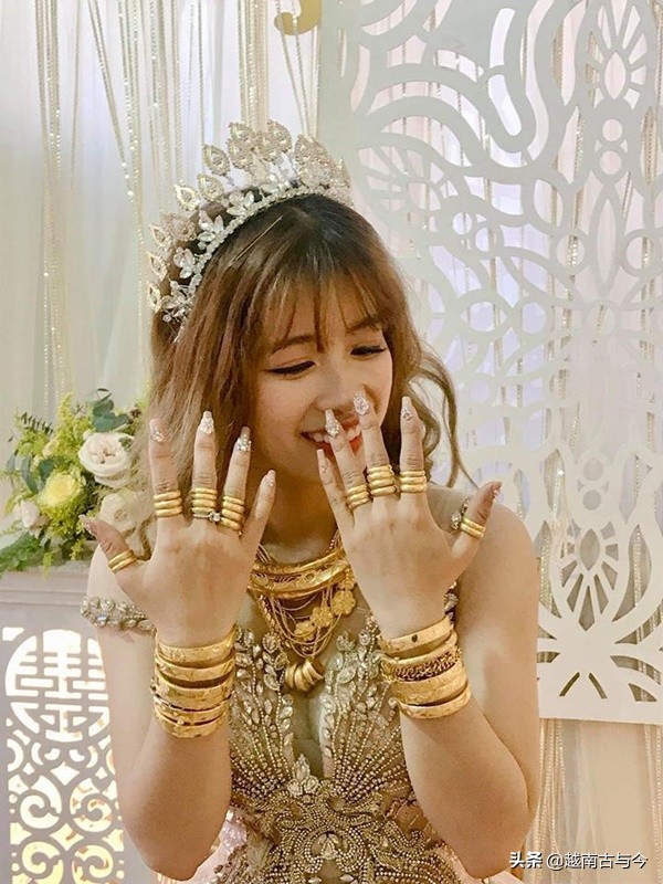 越南新娘分享結婚穿金戴銀照片引起關註，網友稱你這樣讓人嫉妒 爸媽逼婚 第2張