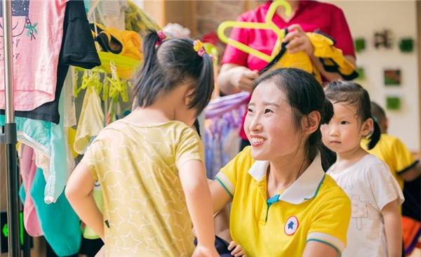 部分地区发布通知，招聘幼师本科学历起步，在读大专生哭了