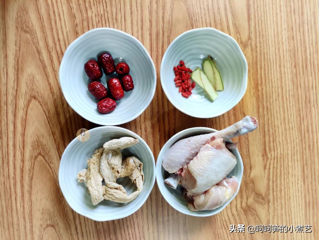 妈妈说三伏天里多喝汤，安排上营养美味的竹荪鸡汤，滋补又消暑