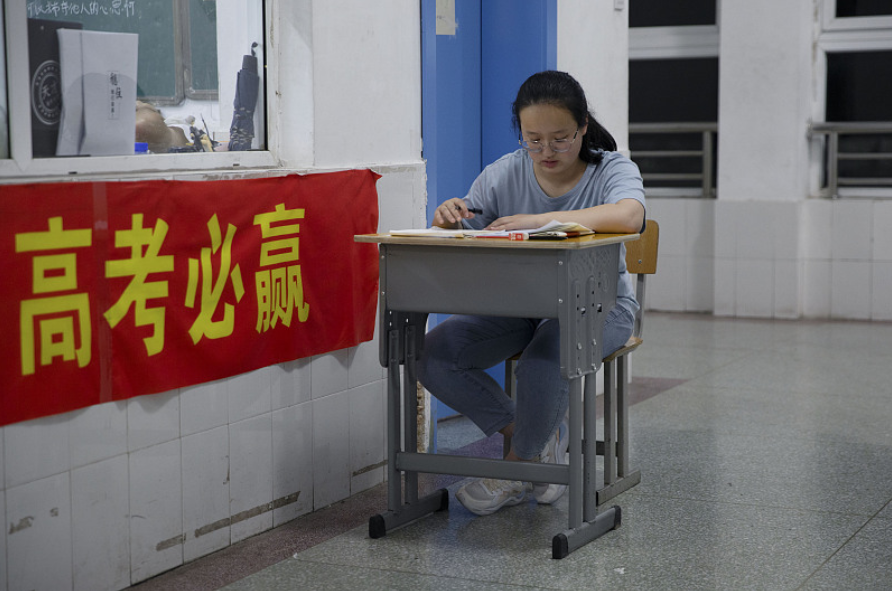 高中不允许复读已成定局？高考失利考生该何去何从，官方给出回应