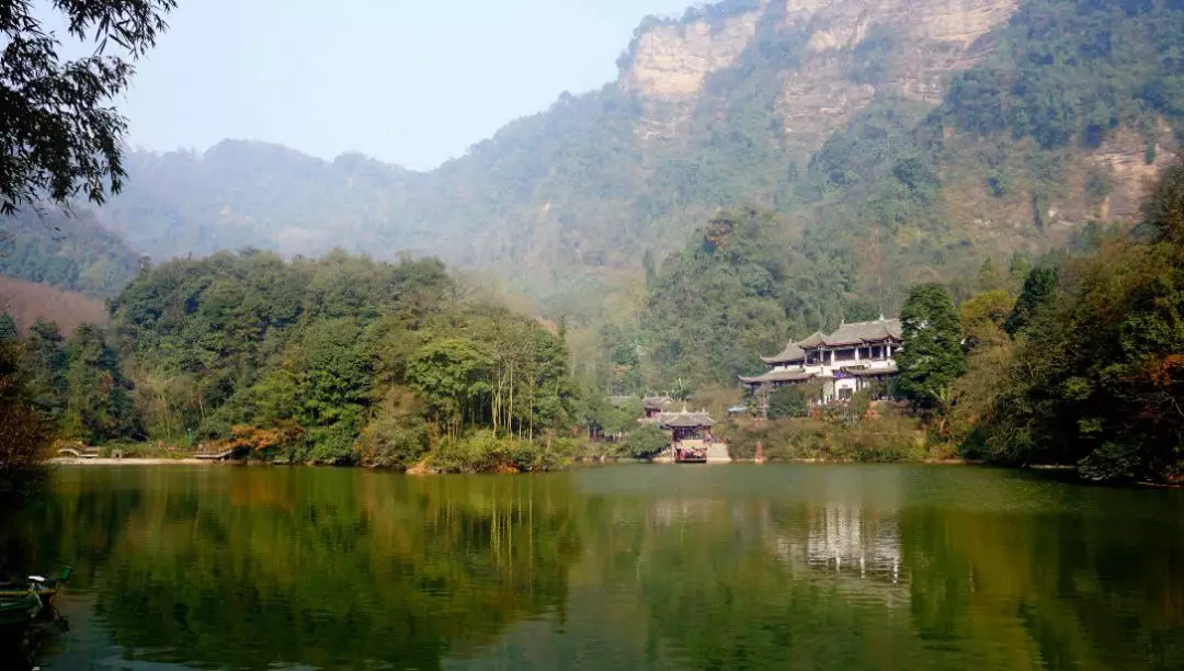 四川青城山奢华两日游，享森林里的无边泳池，山林中的五彩汤泉