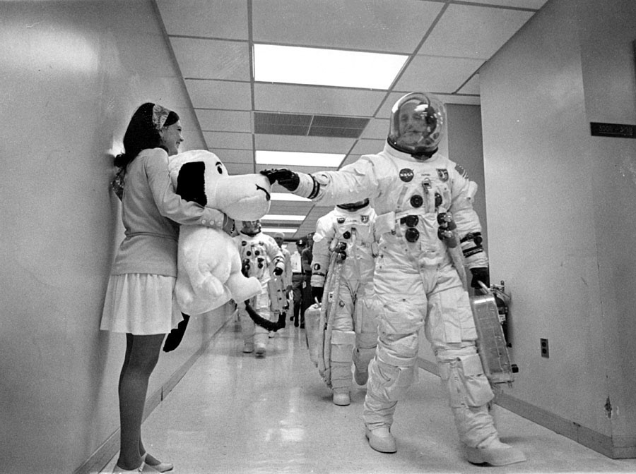 为了使宇宙飞行更加安全，1968年，NASA决定寻找“阿波罗10号”月球之旅的护卫。当时，在本土人气很高，梦想成为飞行员的漫画角色史努比成为了这个行动的主角。