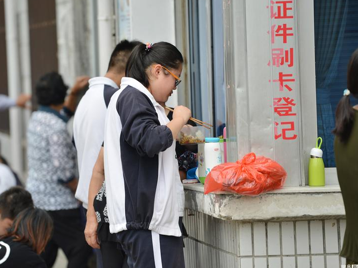 “家长送饭”成高中门口风景线，网友担心养成巨婴，家长回怼质疑