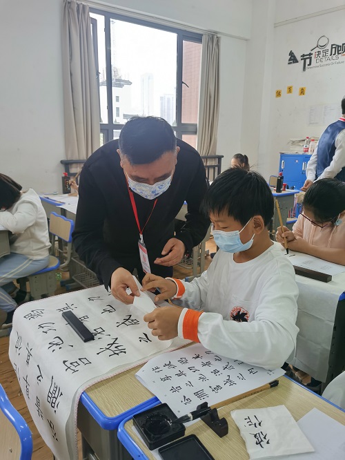 李海峰出席情智学校“定点考试基地”“特色书法教育”授牌仪式