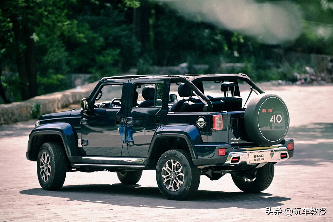 北京BJ40丨有三把锁/可拆顶棚/2.3T动力 还只要15.98万起？