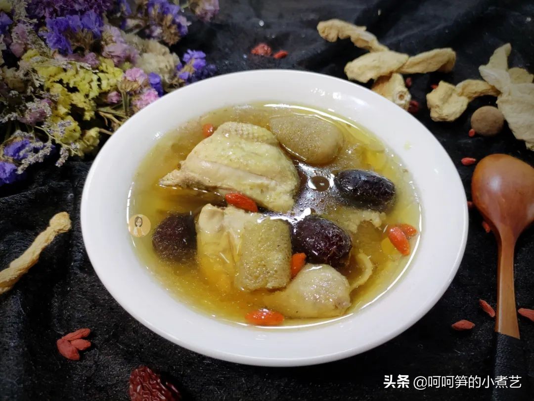 妈妈说三伏天里多喝汤，安排上营养美味的竹荪鸡汤，滋补又消暑