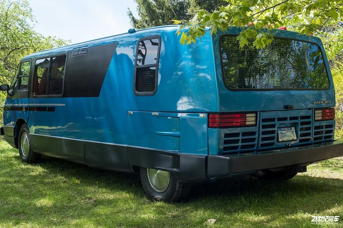 没听错,宝马也有房车,直列6缸的发动机,内置双床铺,真舒服