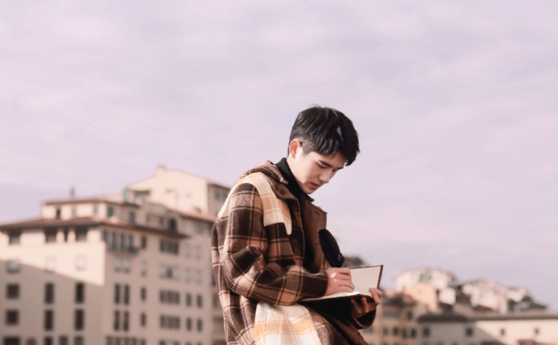 刘昊然顺利考编上岸，引大学生深思，明星也要来抢“铁饭碗”了？