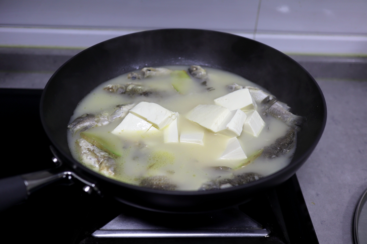 鯽魚豆腐湯又鮮又白如牛奶,放熱水還是涼水是重點,好多人都錯了