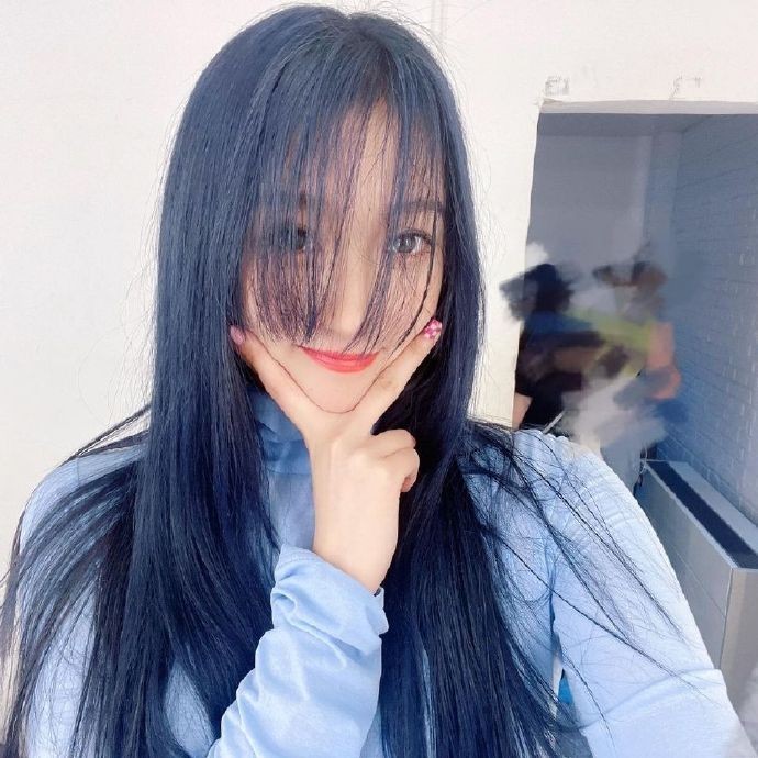 关晓彤染一头蓝发再上热搜,五官精致太显白了,发质看着也挺好