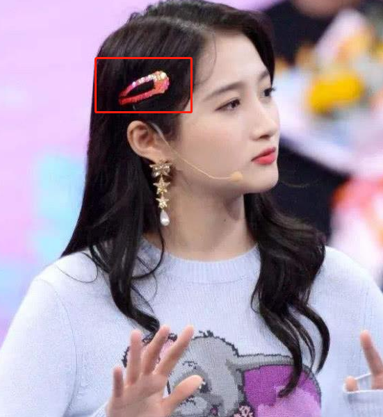 优秀了关晓彤！随便一个发夹8千，欧阳娜娜戴9.9包邮，差距明显