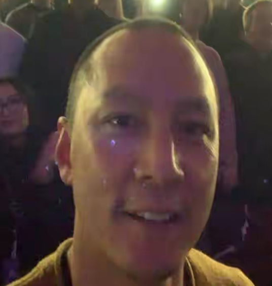 吴彦祖一家四口路边摊吃饭，毫无明星架子，合照被吐槽长相太普通