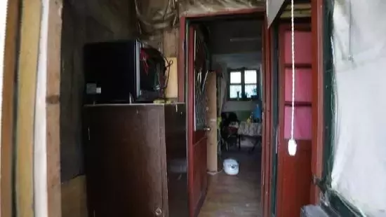 公婆、亲妈、夫妻俩住同一家，纸板隔成3间房，窄小难转身，隐私成谜