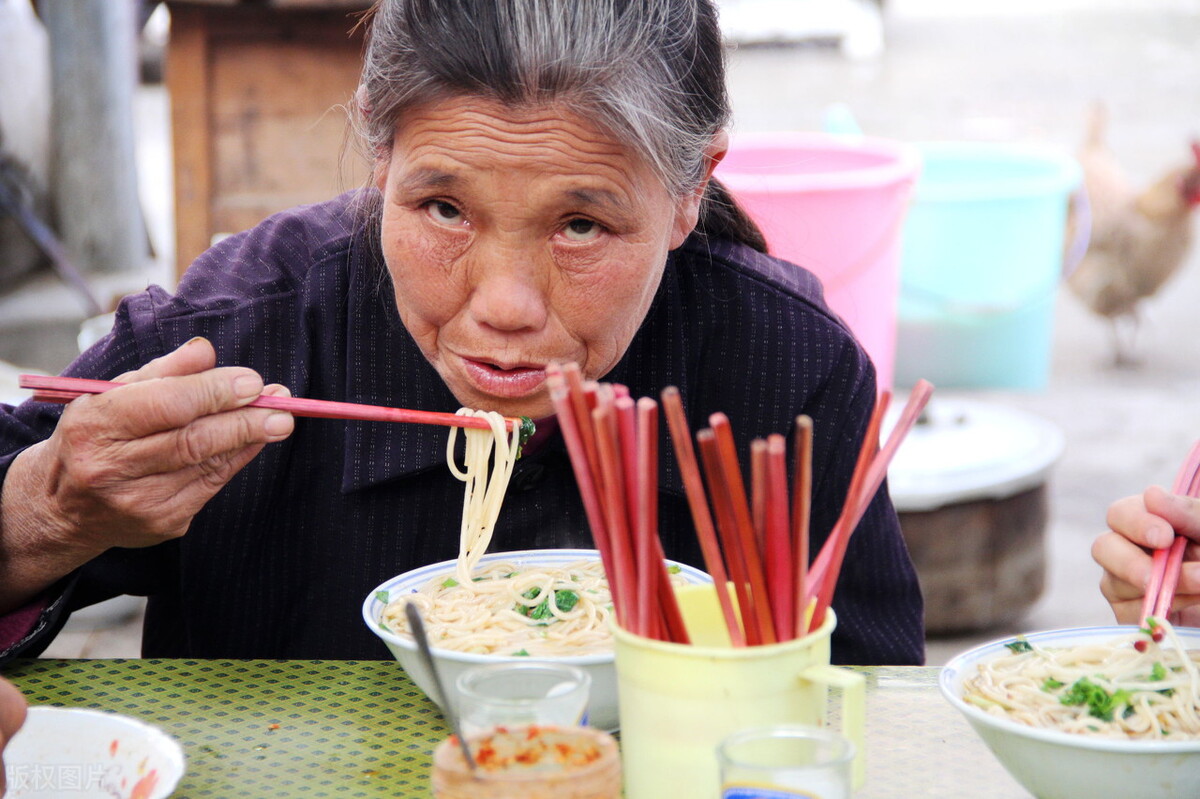 一家不到30平的面馆，居然靠着“分红”模式，一年进账140万，牛