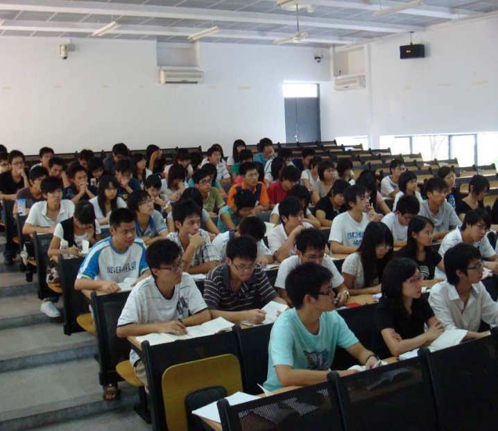 今年四川​第一封录取通知书到了，大学生的生活费层次表引争议