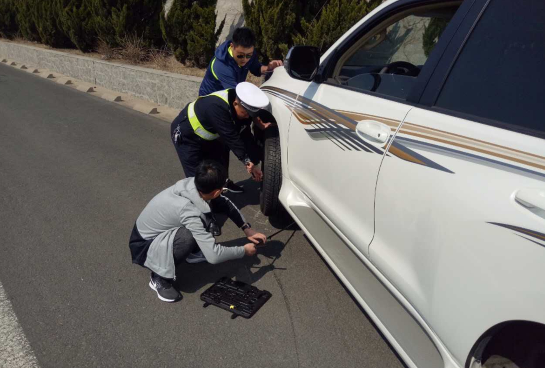 开车时注意仪表盘，这几个灯需要“见亮就停”，一不小心全村开席