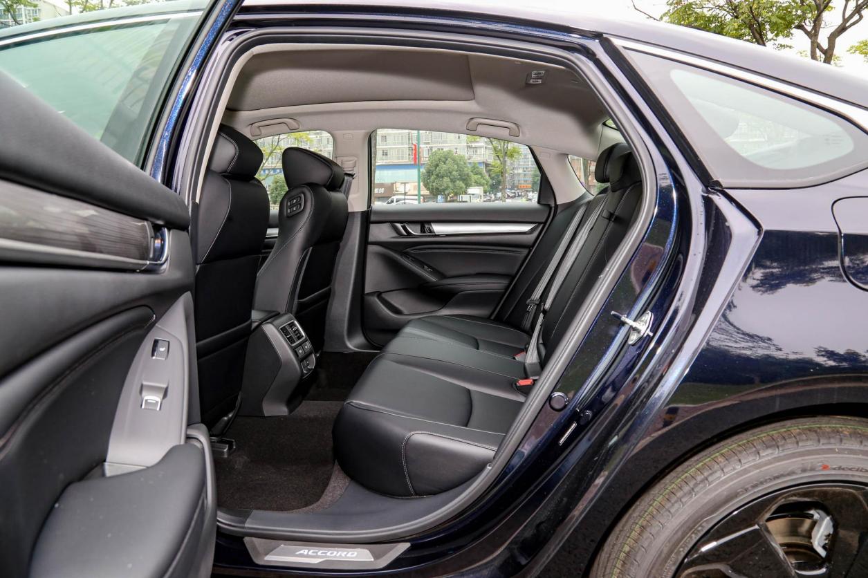 开完本田雅阁，再换上大众迈腾，车主：终于明白日系与德系的差距