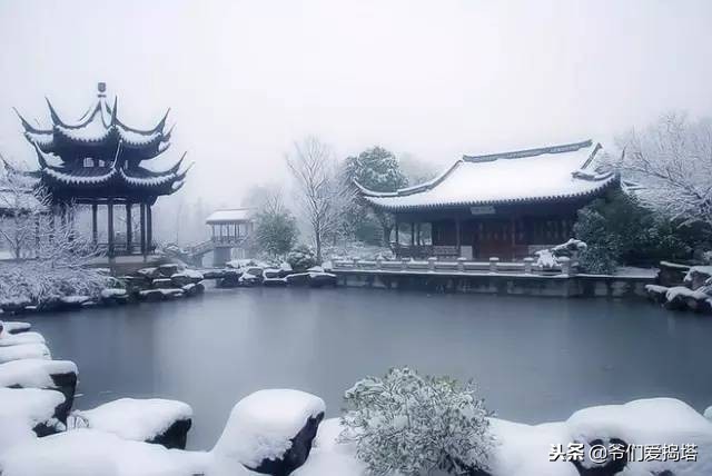 红墙，白雪，琉璃瓦，大雪压青松