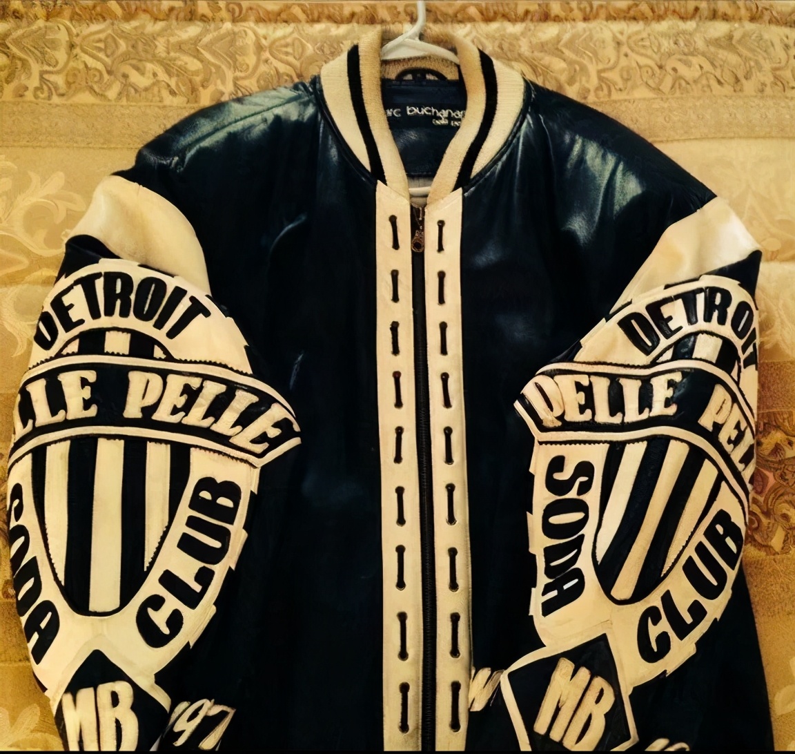 是穿上一件鲜艳的红色fila t恤,再披上美国东岸说唱大佬最爱的pelle