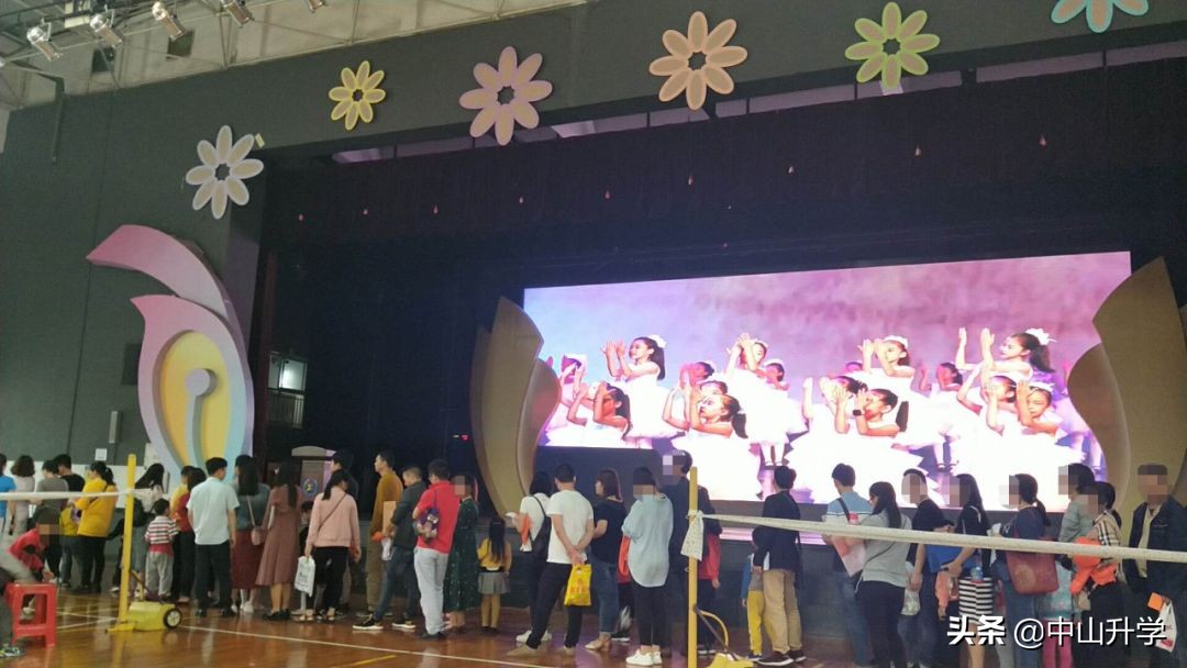 中山家长们深夜集聚学校，到底是发生什么？带你直击现场