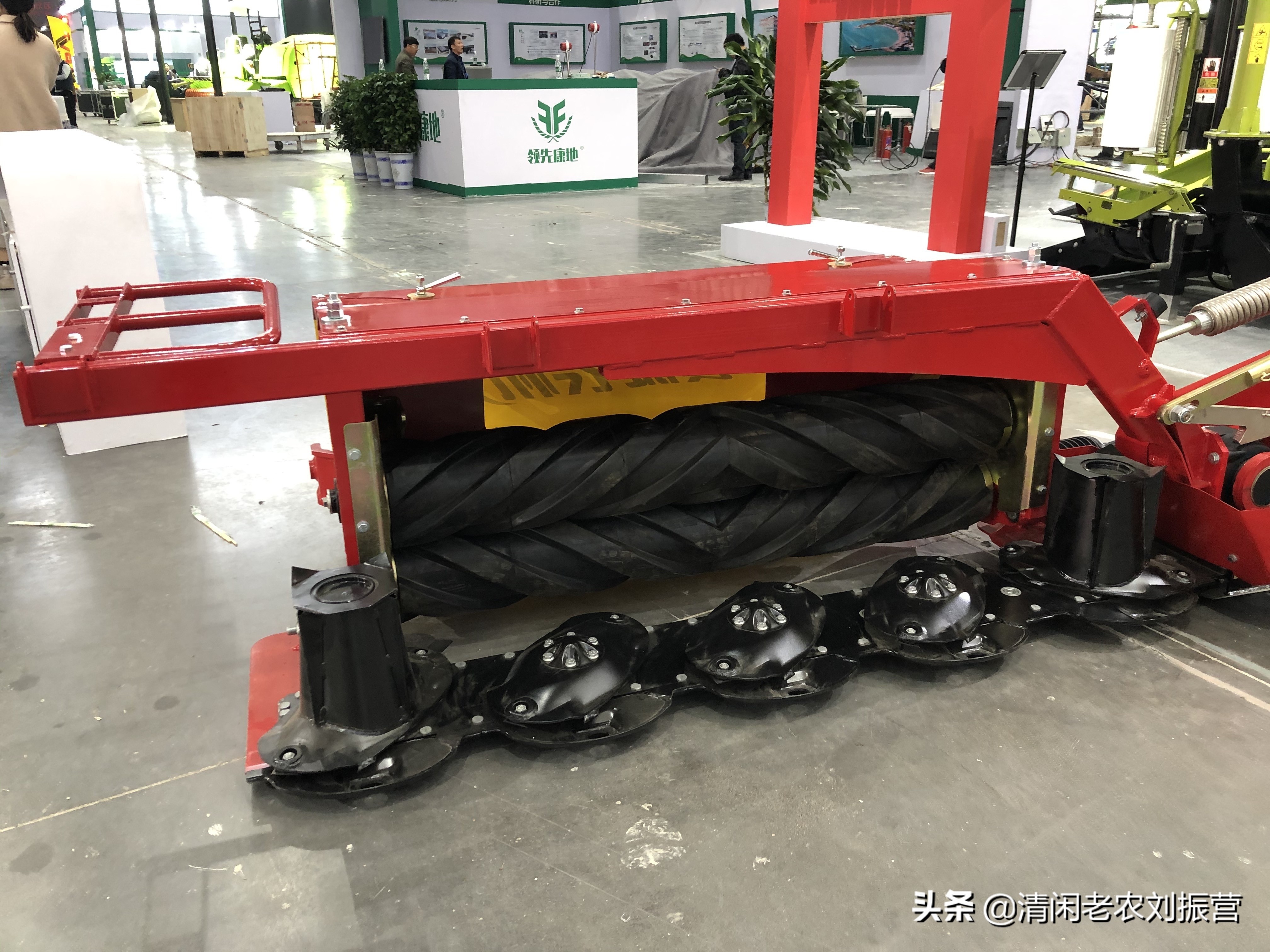 摟草打捆青貯，畜牧機(jī)械發(fā)力——國際農(nóng)機(jī)展上的牧草機(jī)械