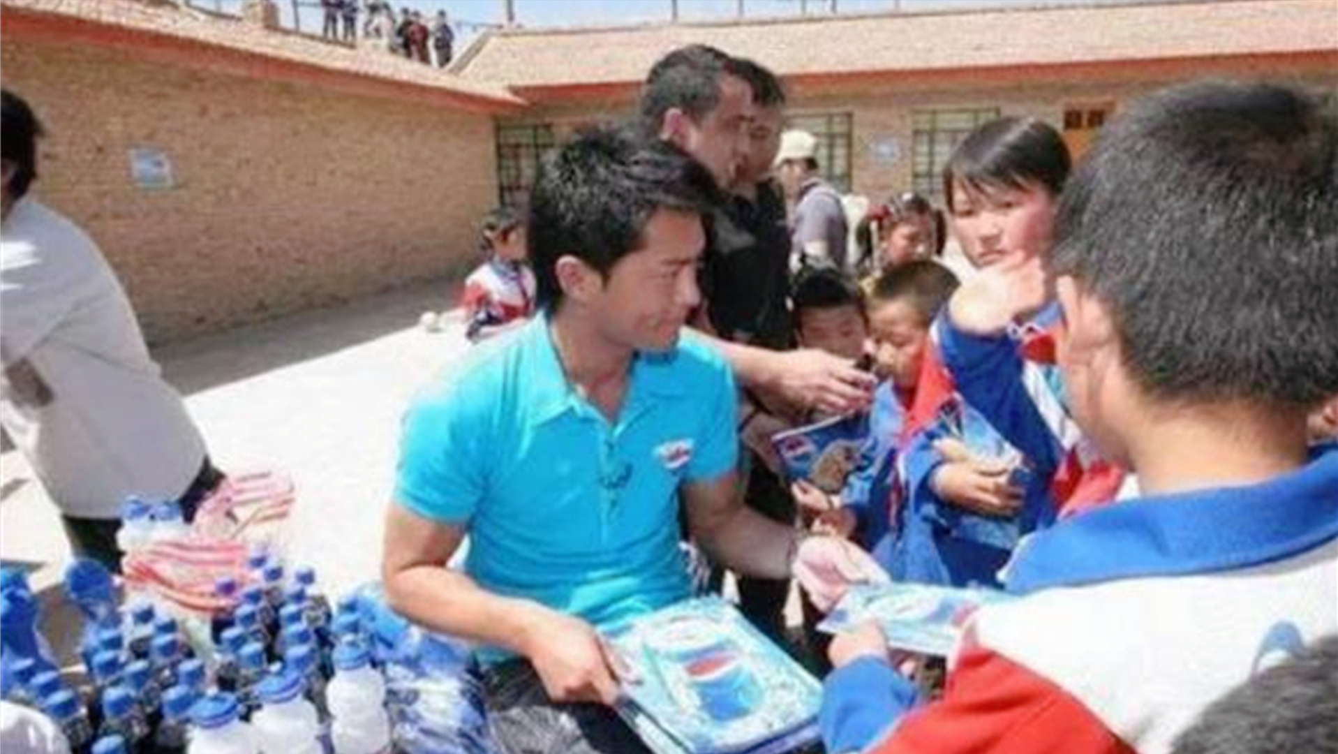 古天乐曾捐赠111所学校，而10年前这所希望小学，如今却彻底荒凉