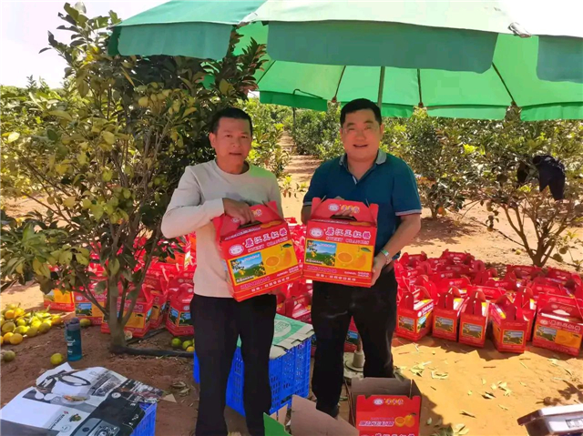 全红婵父亲做生意大方！送奥迪车主一串青皮橙，顾客感动连忙道谢