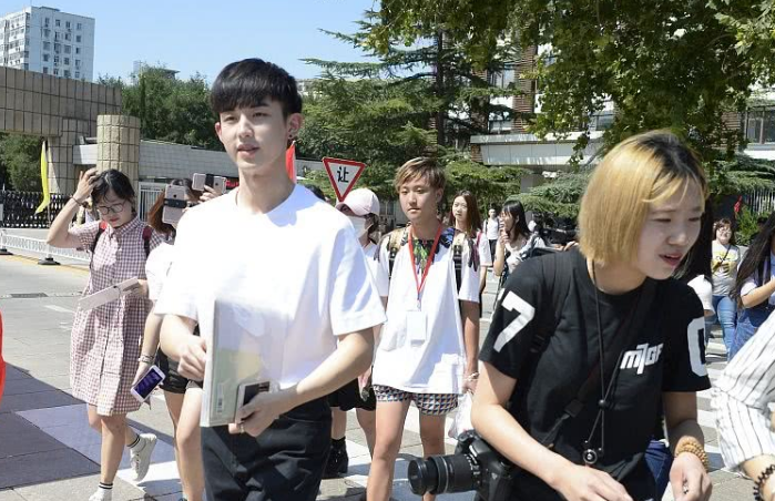 2021届大一新生报到时间确定，有人欢喜有人愁，最晚的10月才开学